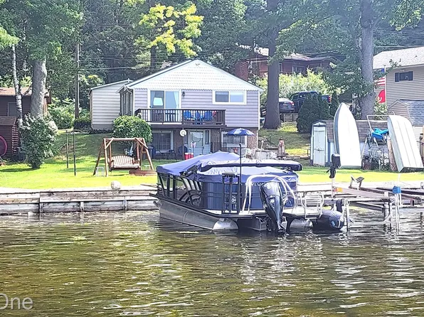 1175 Lakeshore Dr, Columbiaville, MI 48421