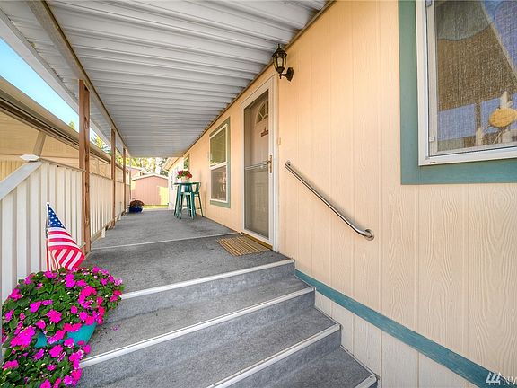 2nd image of 805 Cottonwood Dr