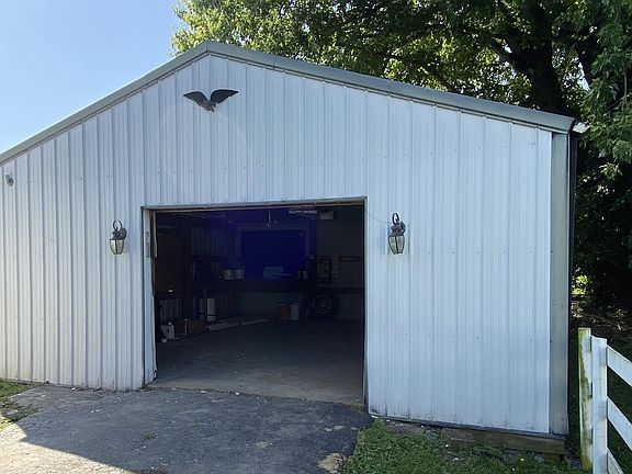 4th image of 516 E Main St