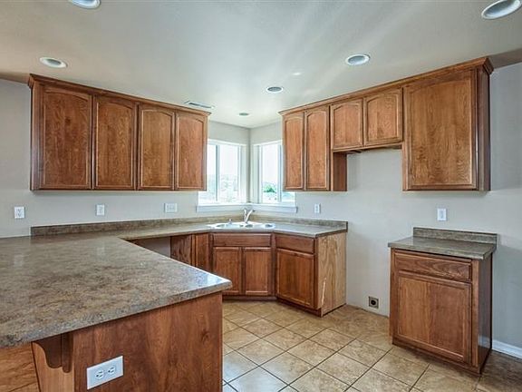 4th image of 803 Crystal Dr