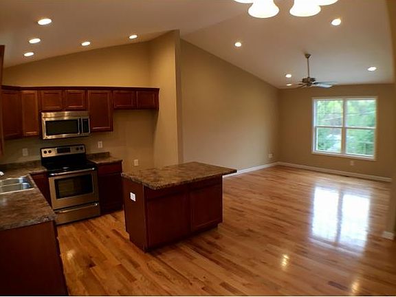 3rd image of 825 Terry Dr