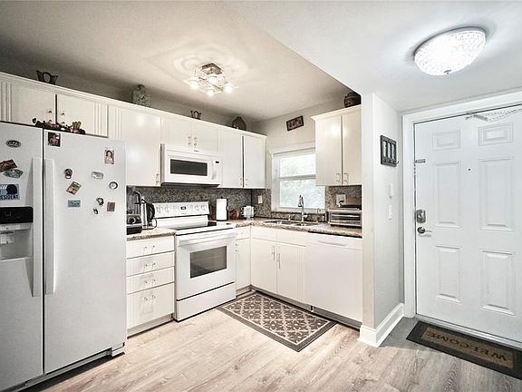 5th image of 9660 Sunrise Lakes Boulevard #301