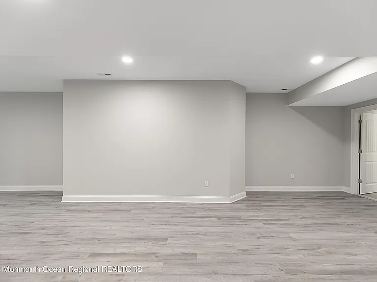 402 6th Ave — Photo 16