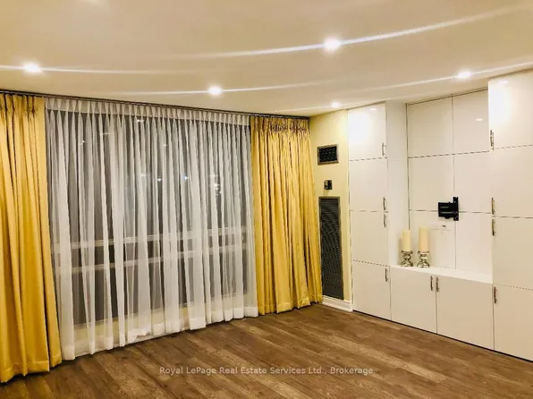 2185 Marine Dr #105, Oakville, ON L6L 5L6