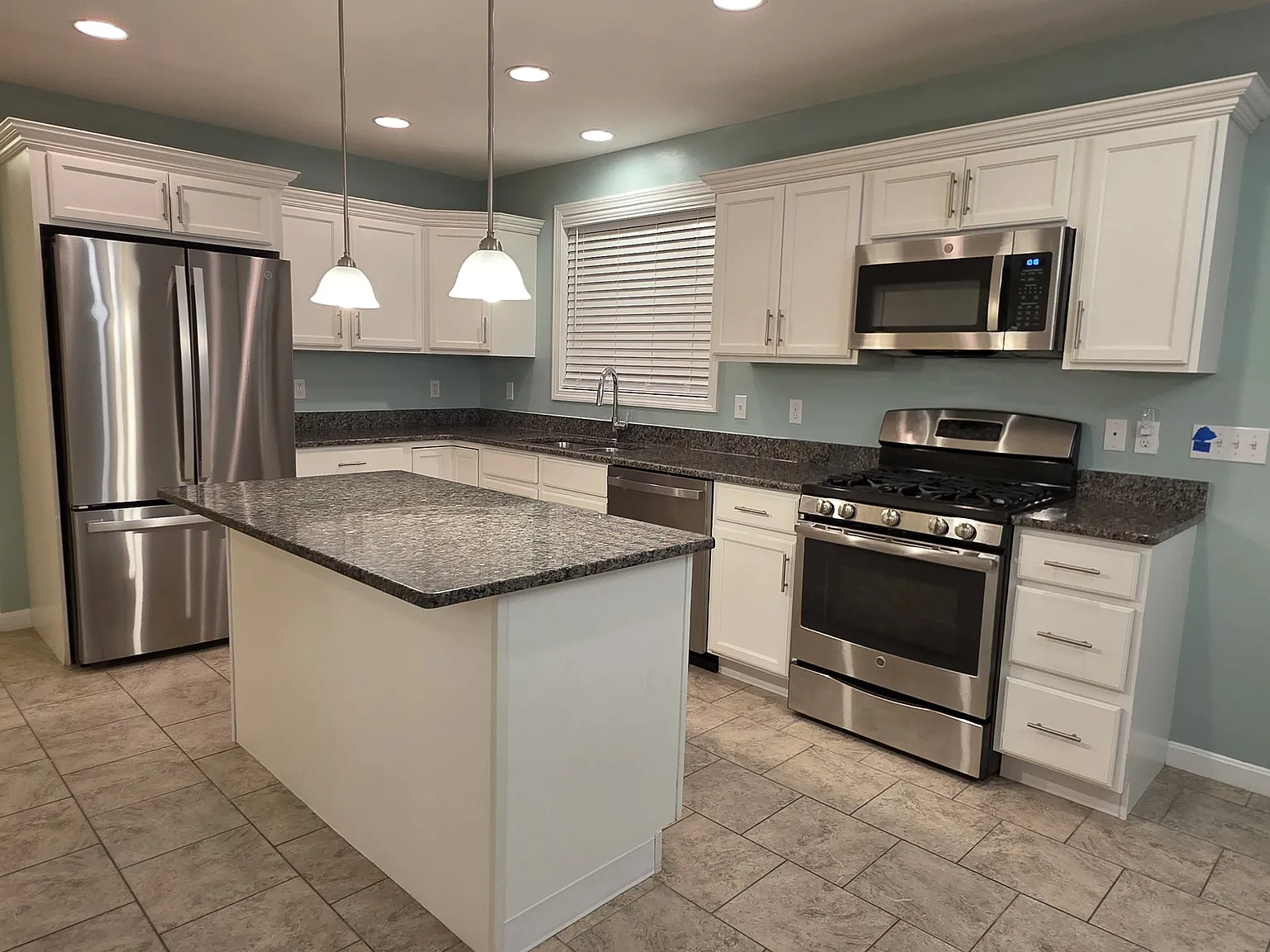 4 bed, 2472 sqft, $5,000 — Photo 4