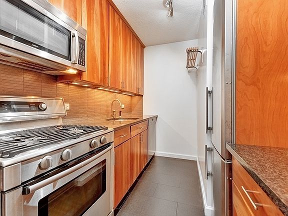 4th image of 347 W 57th St APT 21B