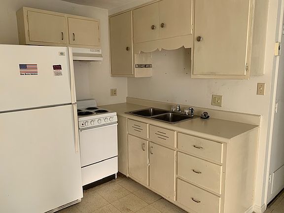 2nd image of 1005 N Otis St