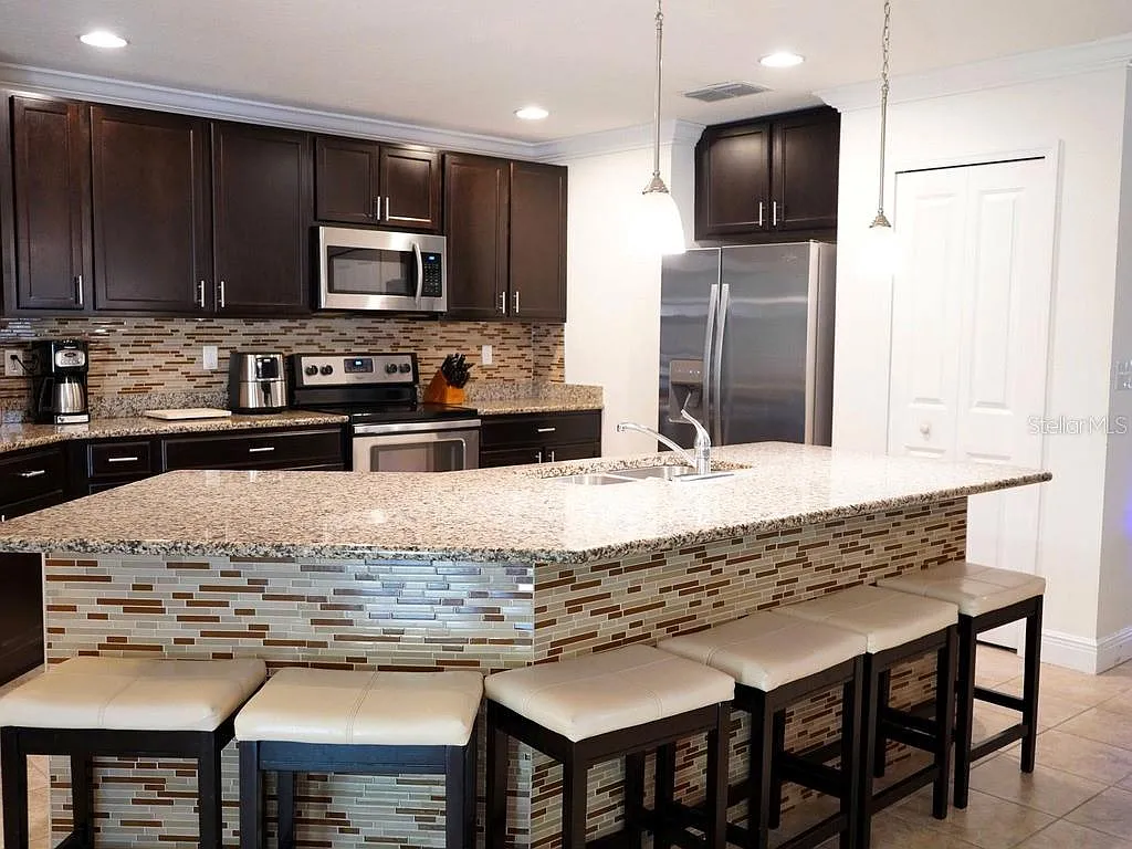 4 bed, 3.0 bath, 1978 sqft, $2,600 — Photo 4