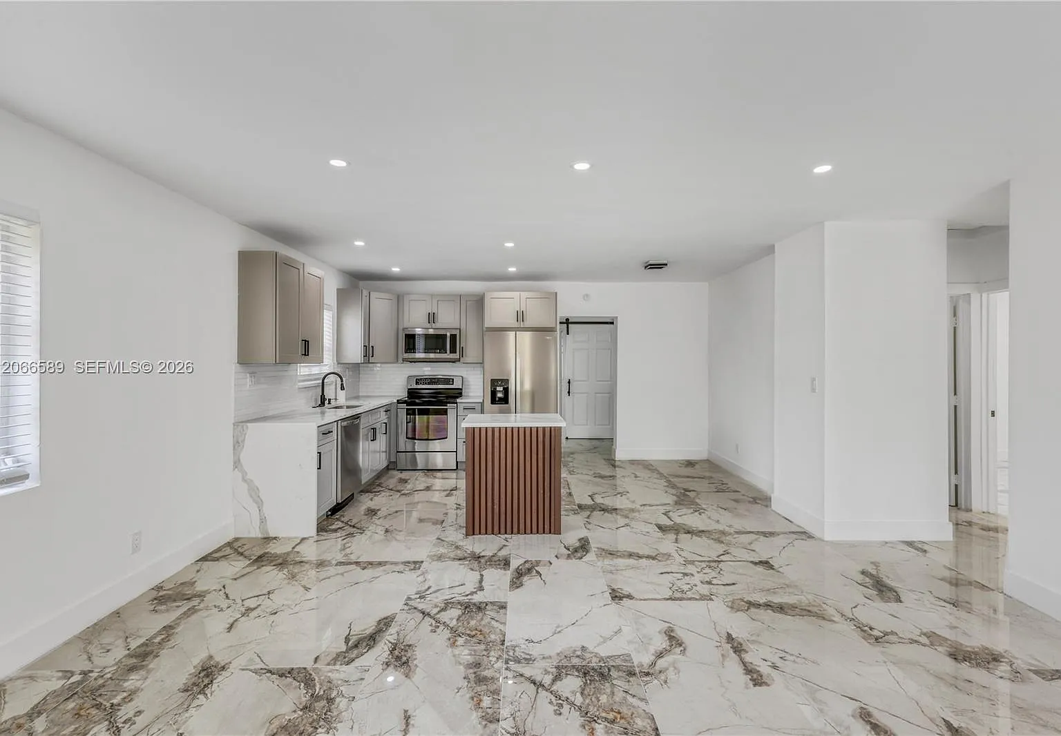 Lauderdale Pines — Photo 2