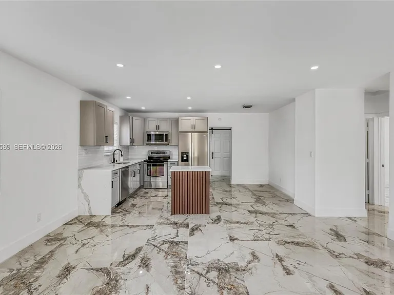 809 SW 17th St — Photo 2