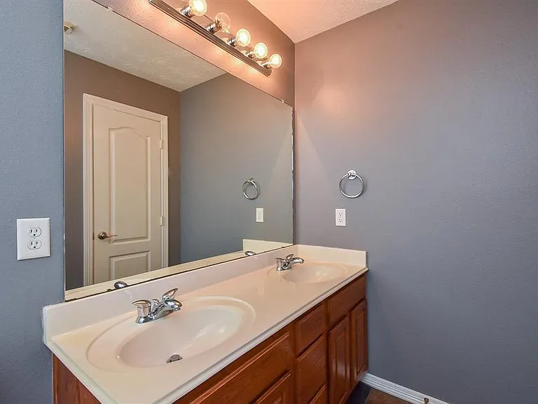 2811 Little Spring Cir — Photo 16