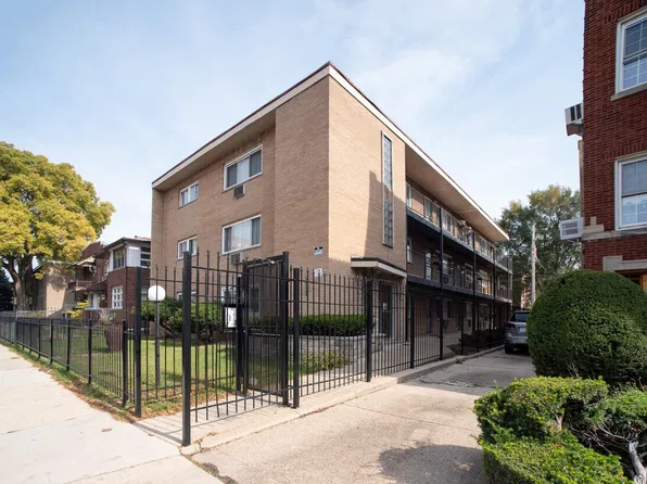 6933 S Jeffery Blvd #202, Chicago, IL 60649