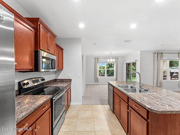 3rd image of 931 Ambergate St