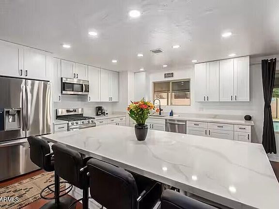 2nd image of 3142 E ALTADENA Avenue
