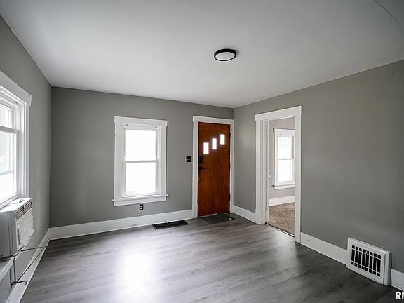 4th image of 409 E Embert Pl