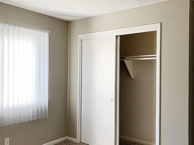 Oak Creek Apartments — Photo 16