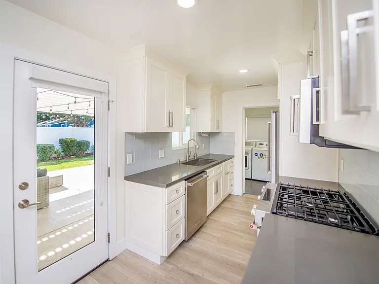 2253 Elden Ave — Photo 10
