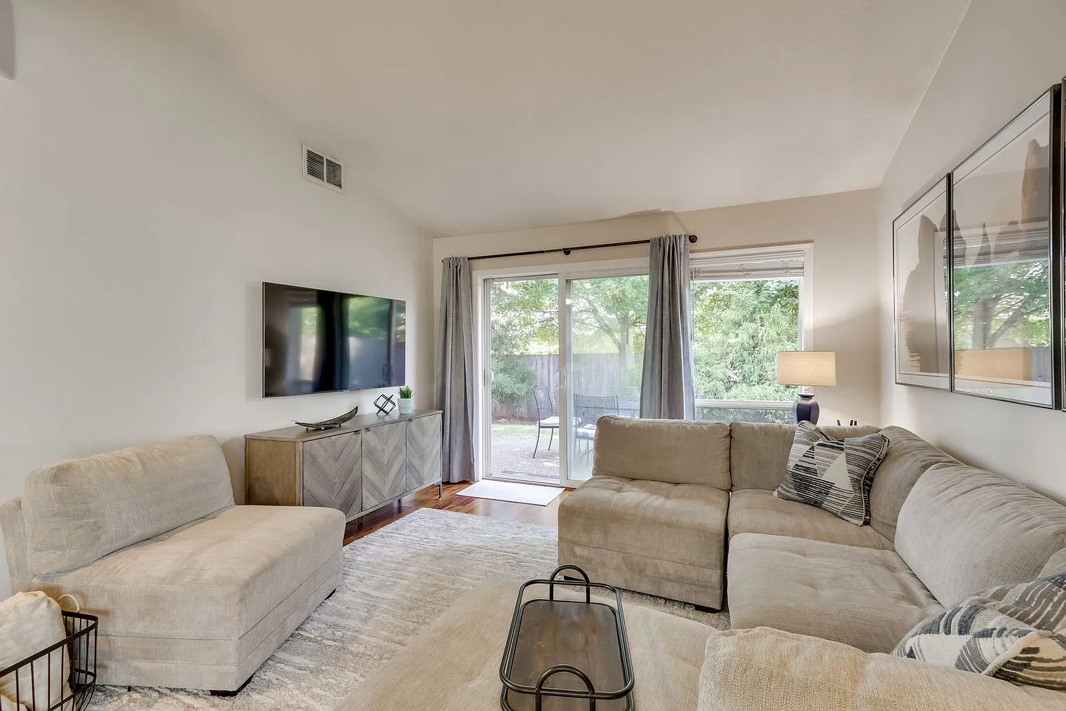 3 bed, 2.0 bath, 1550 sqft, $4,354 — Photo 4