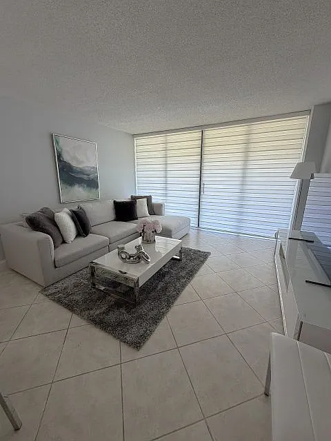 1 bed, 1.5 bath, 741 sqft, $1,850 — Photo 3