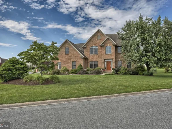 8 Rolling Meadow Rd, Lebanon, PA 17046