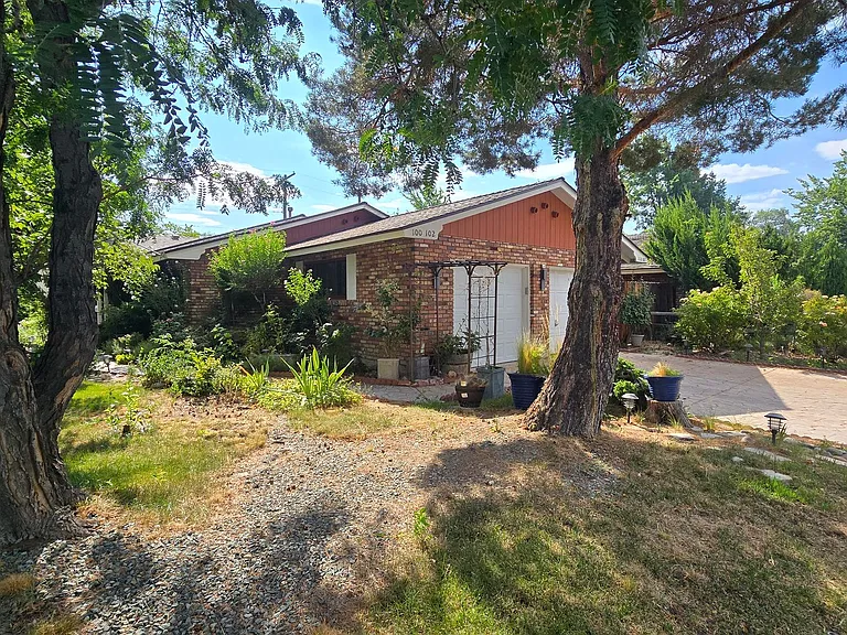 100 Hunter Lake Dr — Photo 2