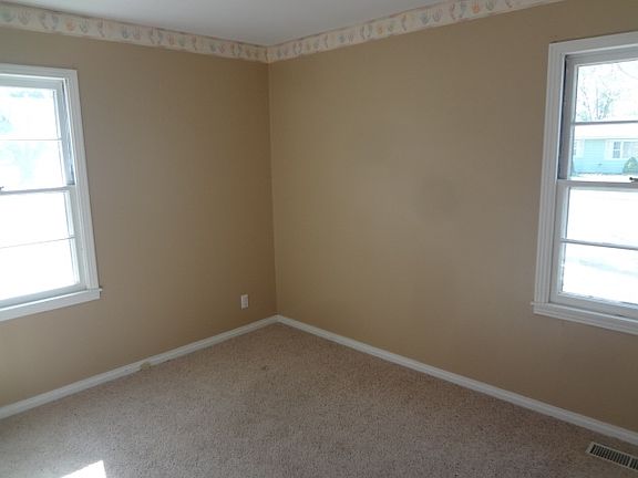 3rd image of 915 E Republic Ave