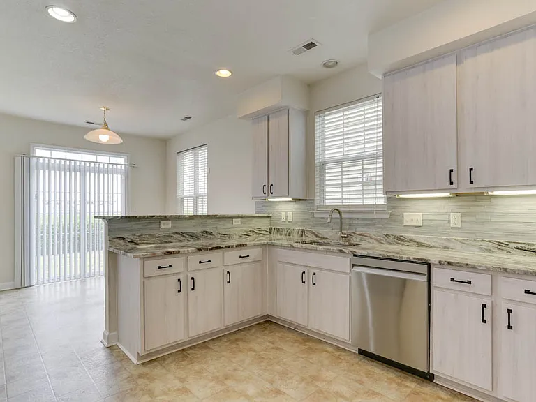 528 Normandy St — Photo 16