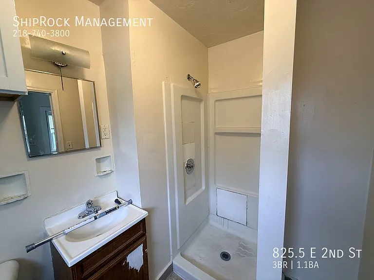 825.5 E 2nd St — Photo 16