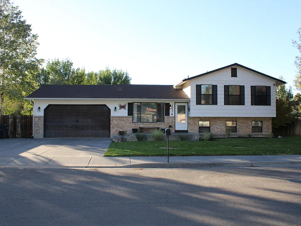 1322 Bluebird Ln