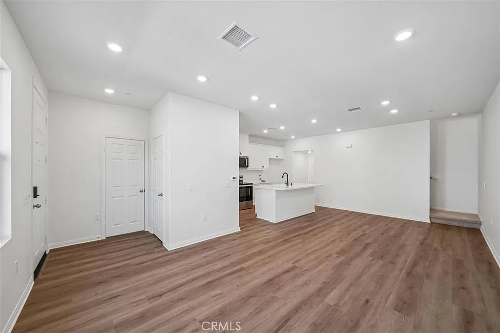 3 bed, 2.5 bath, 1544 sqft, $3,400 — Photo 2