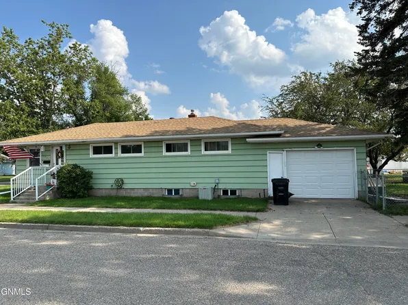 1007 6th St SW, Valley City, ND 58072