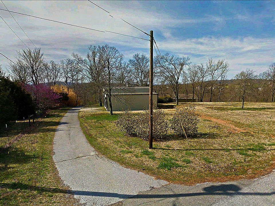 Private drive leading to ho,