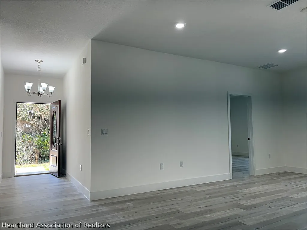 3 bed, 2.0 bath, 1640 sqft, $1,800 — Photo 3