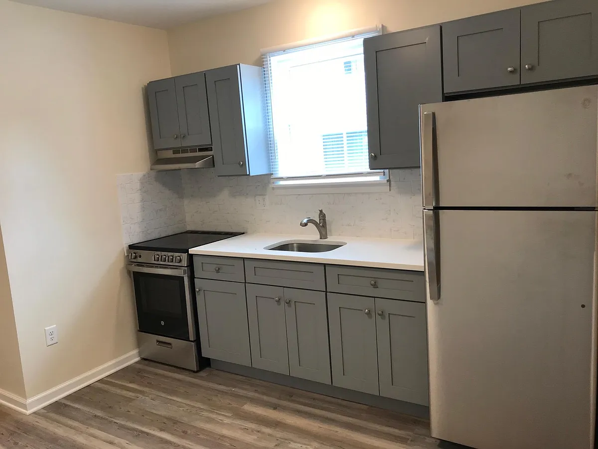 Building Photo - 3 Van Zant St #1B