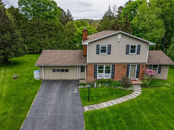 18 Pinehill Dr, Pittsford, NY 14534