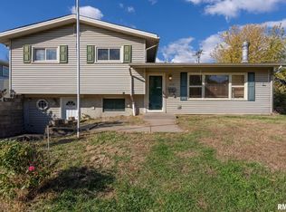 1212 Meadow Lane Dr, Bettendorf, IA 52722