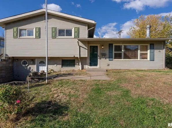 1212 Meadow Lane Dr, Bettendorf, IA 52722