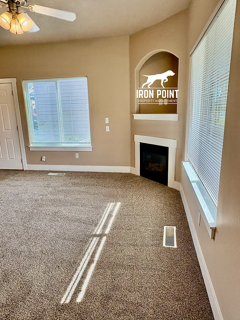AV16649 — Photo 4
