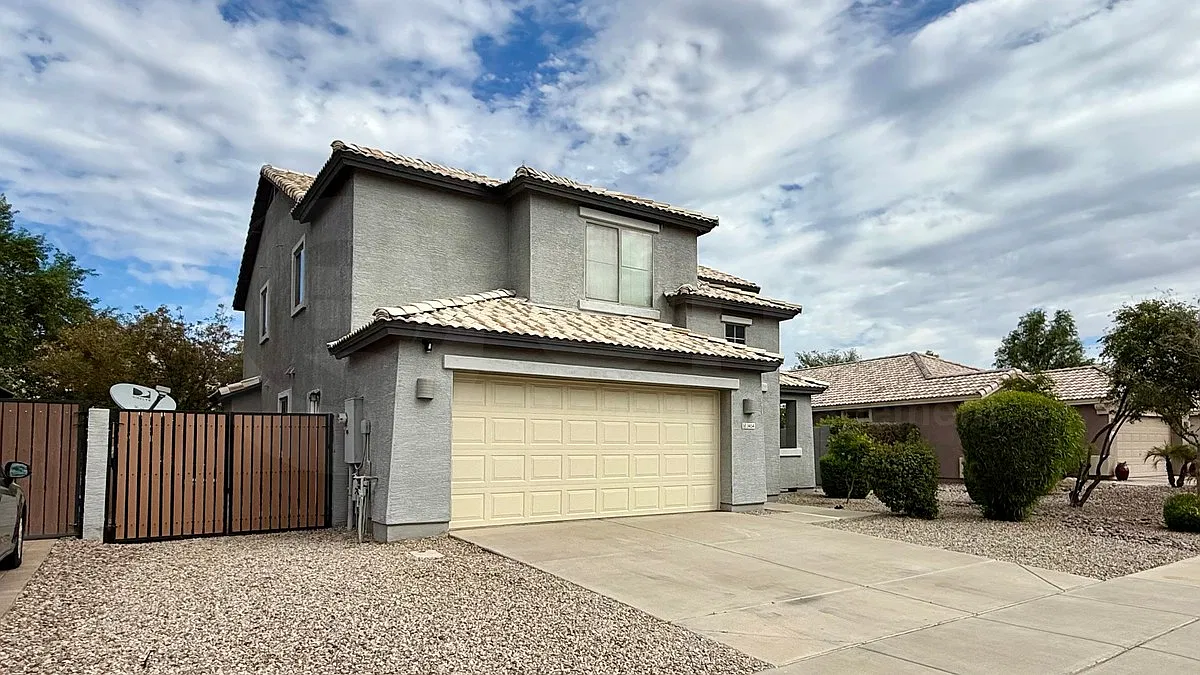 5 bed, 3.0 bath, 2328 sqft, $2,999 — Photo 3