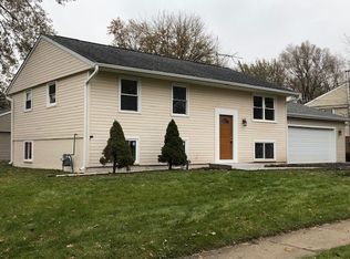 700 Surrey Dr, Streamwood, IL