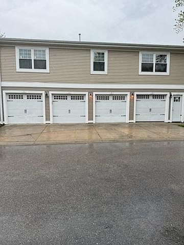 2nd image of 325 Somerset Ln #325