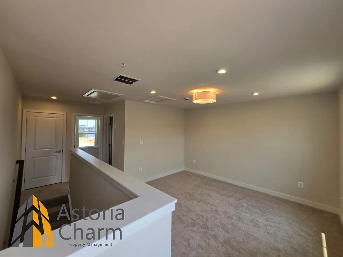 2928 Maisel St — Photo 2