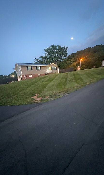 1st image of 205 Barrett Ln