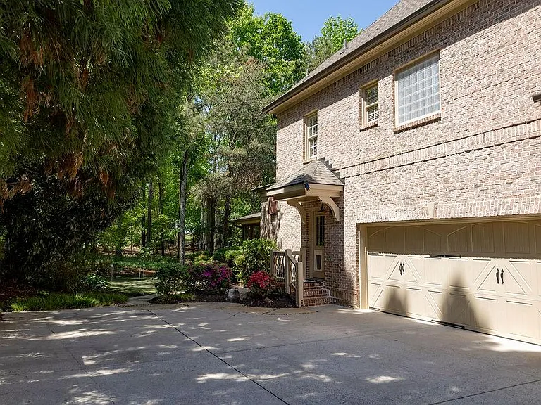 1405 Edenham Ln — Photo 9