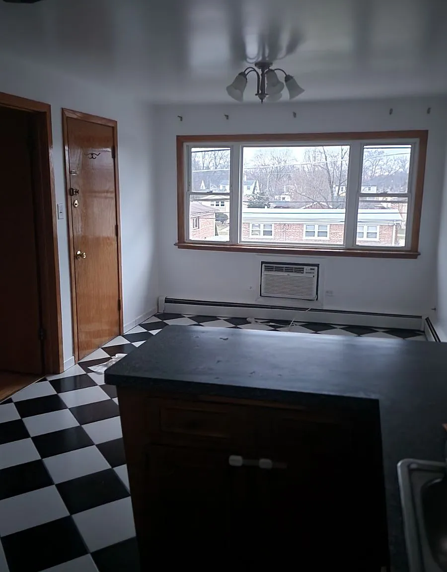 3 bed, 1200 sqft, $1,900 — Photo 3