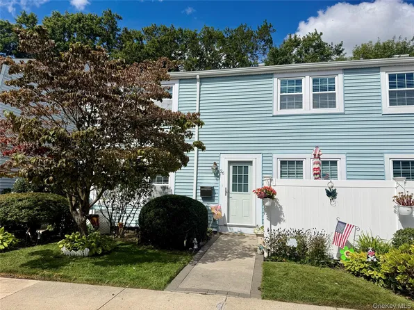 26 Whalers Cove, Babylon, NY 11702
