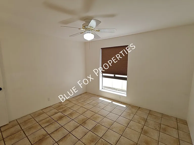 2781 W Calle Carapan — Photo 25
