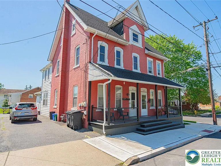 34 E Washington Ave — Photo 2