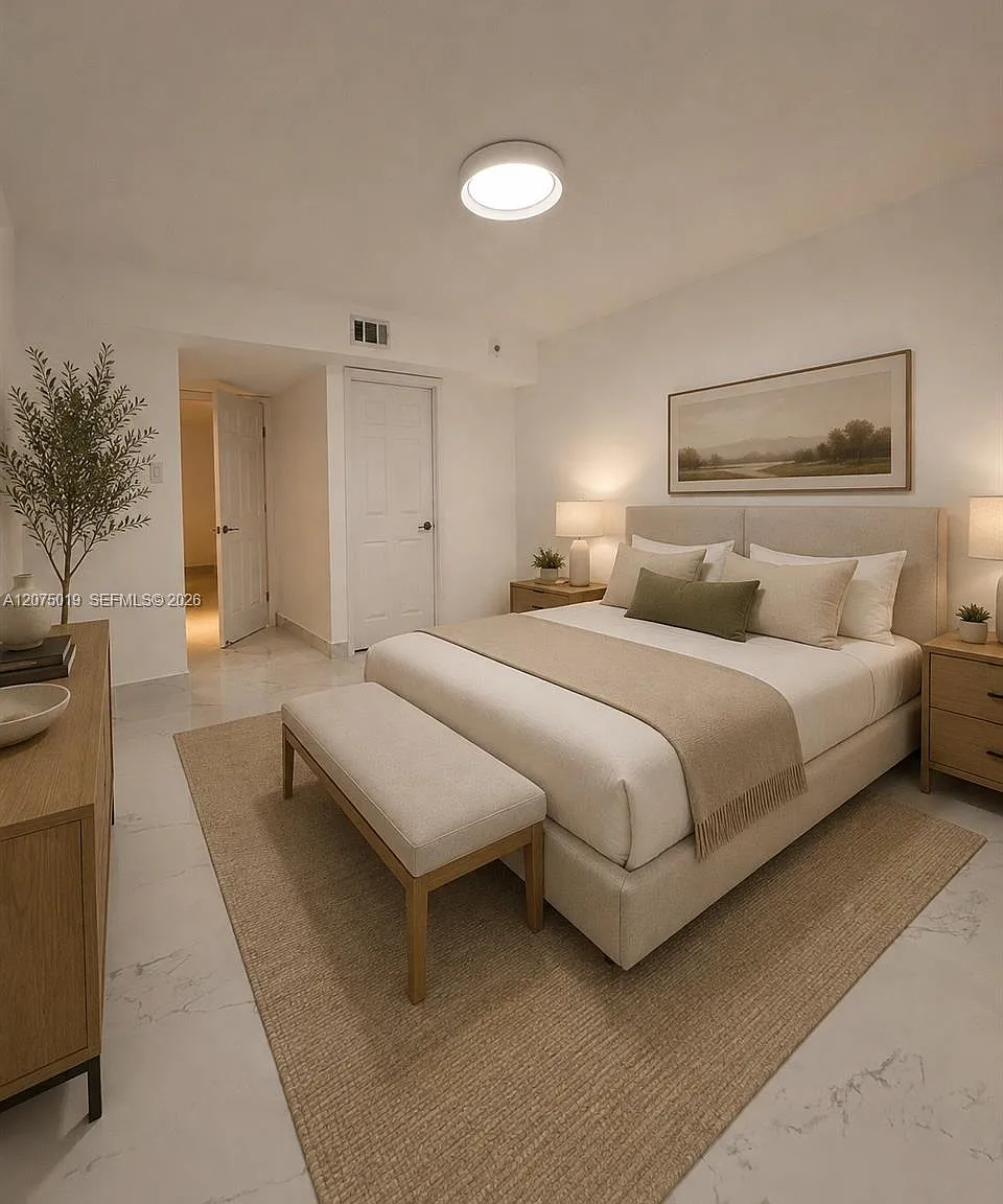 Royal Palm Place — Photo 3