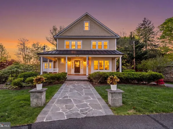 10 N Locust St, Round Hill, VA 20141